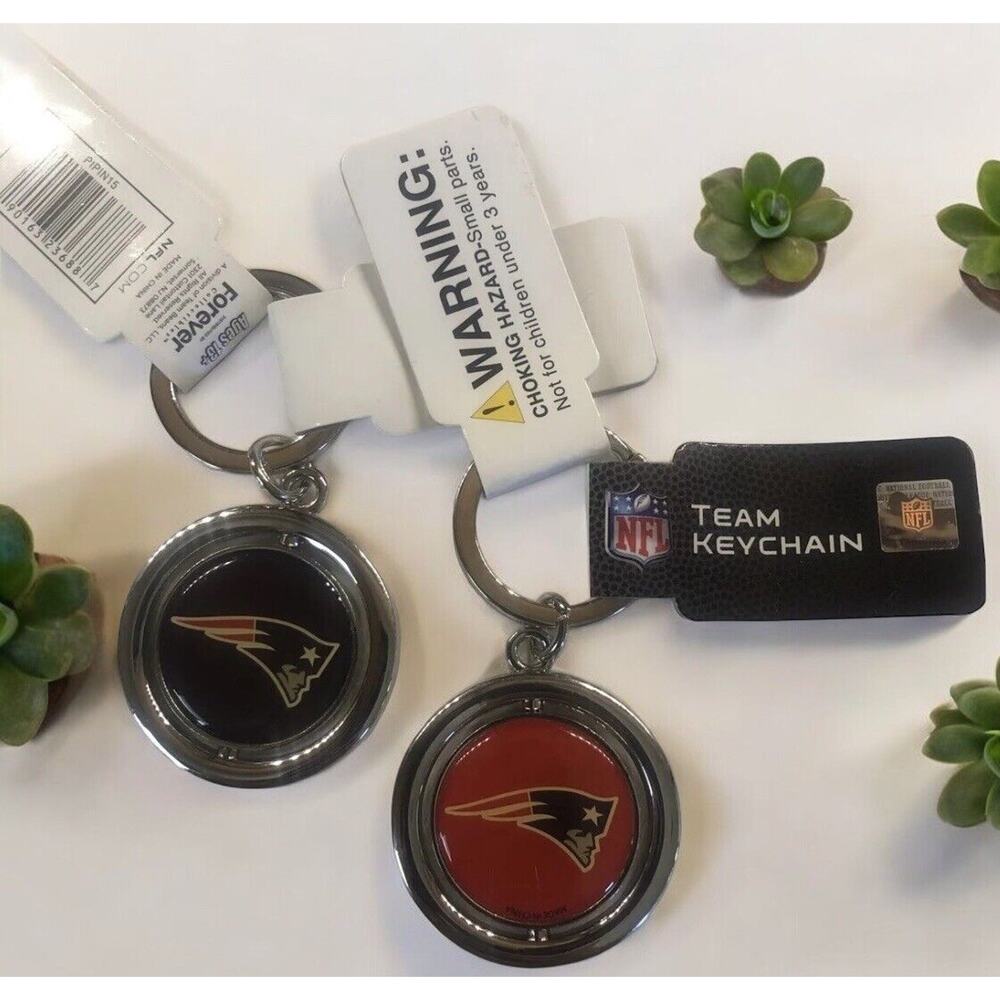 NFL New England Patriots Spinning Logo Key Ring Keychain Forever Collectibles‎